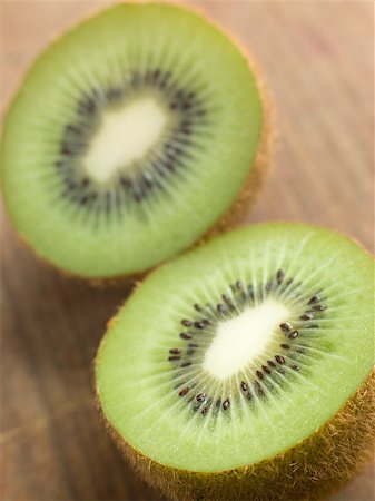 simsearch:400-04403904,k - Halved Kiwi Fruit Stockbilder - Microstock & Abonnement, Bildnummer: 400-04403930