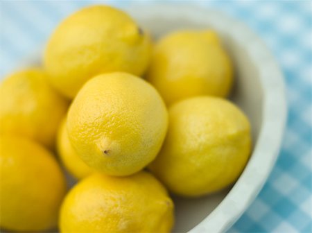 simsearch:400-04403904,k - Plate Of Fresh Lemons Stockbilder - Microstock & Abonnement, Bildnummer: 400-04403945