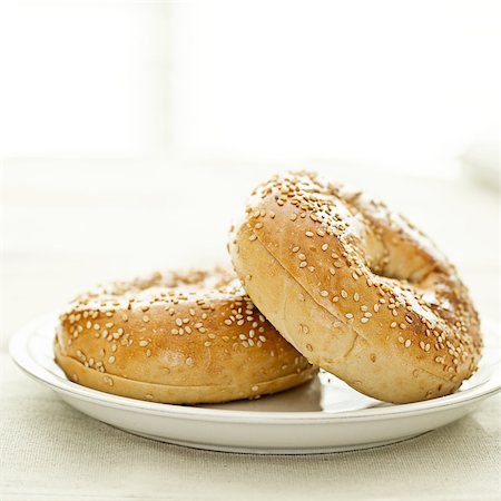 sesame bagel - two bagels with selective focus Foto de stock - Super Valor sin royalties y Suscripción, Código: 400-04414172