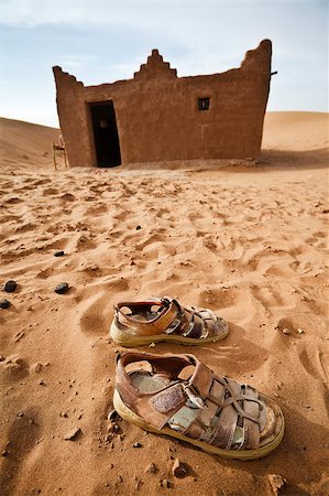 simsearch:400-04173967,k - Sandals in front of a house in Sahara desert in Morocco. Vertical shot. Fotografie stock - Microstock e Abbonamento, Codice: 400-04414450