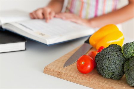 red pepper - Woman consulting a notebook while standing in the kitchen Foto de stock - Super Valor sin royalties y Suscripción, Código: 400-04414833