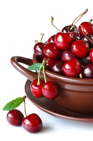 simsearch:400-04266671,k - Fresh sweet cherries in a brown ceramic bowl. Foto de stock - Super Valor sin royalties y Suscripción, Código: 400-04415337