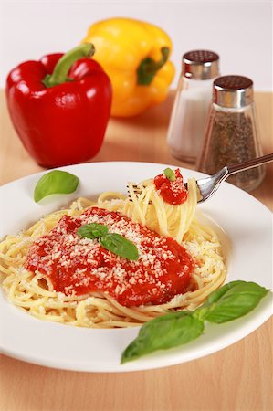 simsearch:400-04341378,k - Fresh spaghetti are served with tomato sauce, basil and Parmesan cheese. Fotografie stock - Microstock e Abbonamento, Codice: 400-04415479