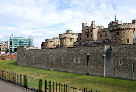 simsearch:400-04904259,k - Medieval castle Tower in the heart of London Foto de stock - Royalty-Free Super Valor e Assinatura, Número: 400-04416295