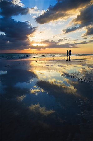 sunset in florida - Mother and daughter walking along Siesta Key Beach in Florida during a colorful sunset. Foto de stock - Super Valor sin royalties y Suscripción, Código: 400-04416298