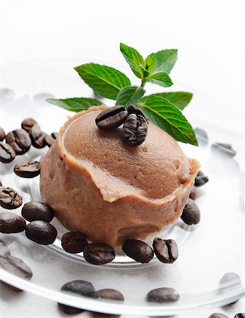 simsearch:400-05230772,k - Ice cream decorated with fresh mint and coffee beans Foto de stock - Royalty-Free Super Valor e Assinatura, Número: 400-04416324