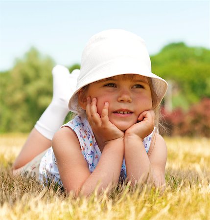 raysay (artist) - Little adorable girl posing in the park Foto de stock - Royalty-Free Super Valor e Assinatura, Número: 400-04416789