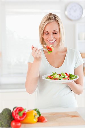 simsearch:400-05751129,k - Young woman eating salad in the kitchen Stockbilder - Microstock & Abonnement, Bildnummer: 400-04417449