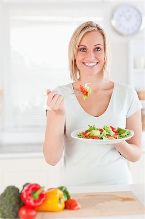 simsearch:400-05751129,k - Woman eating salad in the kitchen Stockbilder - Microstock & Abonnement, Bildnummer: 400-04417442