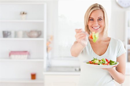simsearch:400-05751129,k - Close up of a good looking woman eating salad in her kitchen Stockbilder - Microstock & Abonnement, Bildnummer: 400-04417491