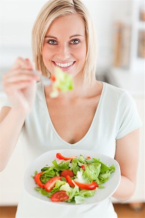 simsearch:400-05751129,k - Charming woman offering salad in the kitchen Stockbilder - Microstock & Abonnement, Bildnummer: 400-04417552