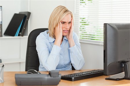 simsearch:400-04894274,k - Frustrated working woman in front of a screen in an office Stock Photo - Budget Royalty-Free & Subscription, Code: 400-04417568