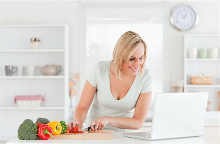 simsearch:400-05748090,k - Woman looking for a recipe on laptop in the kitchen Foto de stock - Super Valor sin royalties y Suscripción, Código: 400-04417577