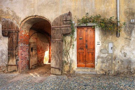 simsearch:400-04836184,k - Wooden door and gate entrance to garage in old brick house in town of Saluzzo, northern Italy. Photographie de stock - Aubaine LD & Abonnement, Code: 400-04417606