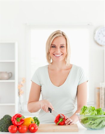 simsearch:400-05748090,k - Young woman cutting vegetables in kitchen Foto de stock - Super Valor sin royalties y Suscripción, Código: 400-04417641