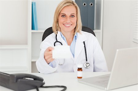 simsearch:400-04417775,k - Doctor holding prescription in her office Foto de stock - Super Valor sin royalties y Suscripción, Código: 400-04417761