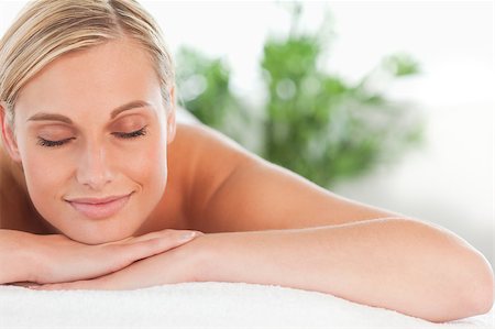 Close up of a blonde smiling woman relaxing on a lounger with eyes closed in a wellness center Foto de stock - Super Valor sin royalties y Suscripción, Código: 400-04417799
