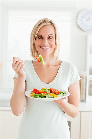 simsearch:400-05751129,k - Portrait of a blonde woman eating mixed salad in kitchen Stockbilder - Microstock & Abonnement, Bildnummer: 400-04417814