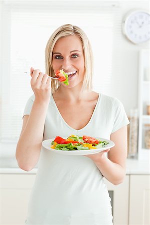 simsearch:400-05751129,k - Portrait of a charming woman enjoying mixed salad in kitchen Stockbilder - Microstock & Abonnement, Bildnummer: 400-04417816