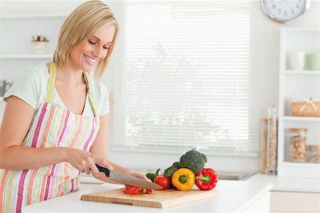 simsearch:400-05748090,k - Cute woman cutting red pepper in kitchen Foto de stock - Super Valor sin royalties y Suscripción, Código: 400-04417811