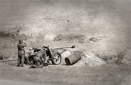 World War II era battle depicted in old photo Photographie de stock - Aubaine LD & Abonnement, Code: 400-04418145