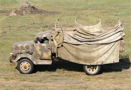 World War II era army truck in a field Photographie de stock - Aubaine LD & Abonnement, Code: 400-04418140