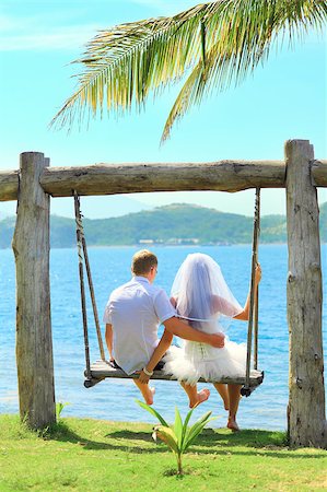 Rear view bride and groom on the swing Foto de stock - Super Valor sin royalties y Suscripción, Código: 400-04418180