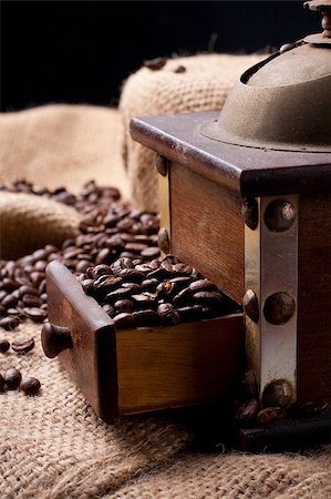 simsearch:400-06526962,k - Focus on coffee beans in grinder chest Foto de stock - Royalty-Free Super Valor e Assinatura, Número: 400-04418238