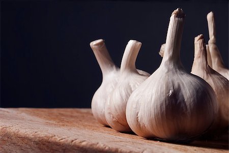 simsearch:400-04393618,k - Garlic on wooden cutting board Foto de stock - Royalty-Free Super Valor e Assinatura, Número: 400-04418256