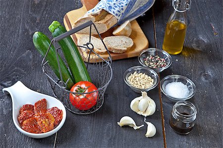 sel & poivre - fresh Mediterranean ingredients for an Italian zucchini salad Foto de stock - Super Valor sin royalties y Suscripción, Código: 400-04418725