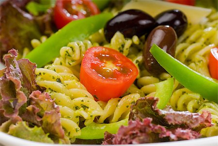 simsearch:400-06076521,k - fresh healthy homemade italian fusilli pasta salad with parmesan cheese,pachino cherry tomatoes, black olives and mix vegetables ,dressed with extra-virgin olive oil and pesto sauce Stockbilder - Microstock & Abonnement, Bildnummer: 400-04418959