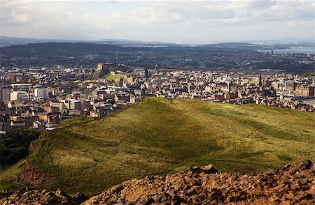 edinburgh castle - View of Edinburgh central city, including Edinburgh Castle, from Arthur's Seat which is an extinct volcano in Holyrood Park. This part of the park is bounded by the Salisbury Crags. Foto de stock - Super Valor sin royalties y Suscripción, Código: 400-04419140