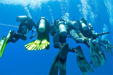 decompression - Group of scuba divers decompressing on a rope underwater Stock Photo - Budget Royalty-Free & Subscription, Code: 400-04419228