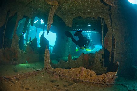 simsearch:862-03352929,k - Scuba divers exploring a large shipwreck Photographie de stock - Aubaine LD & Abonnement, Code: 400-04419229