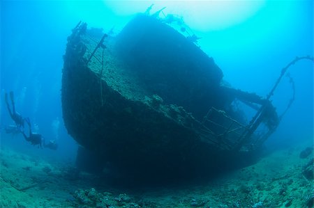 simsearch:400-04403547,k - Scuba divers exploring the stern section of a large shipwreck in the sun Stock Photo - Budget Royalty-Free & Subscription, Code: 400-04419223