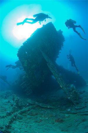 simsearch:862-03352929,k - Scuba divers exploring the stern section of a shipwreck in the sun Photographie de stock - Aubaine LD & Abonnement, Code: 400-04419250