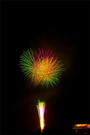 simsearch:400-04747506,k - Beautiful fireworks exploding over a dark night sky in a grand finale display. Very high resolution. Foto de stock - Super Valor sin royalties y Suscripción, Código: 400-04419970