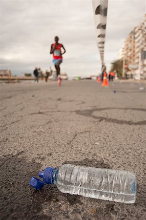 A lonely  long distance runner and a dumped water bottle Photographie de stock - Aubaine LD & Abonnement, Code: 400-04410014