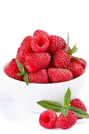 simsearch:400-07993543,k - Fresh raspberries with leaves of mint in a white bowl. Fotografie stock - Microstock e Abbonamento, Codice: 400-04410073