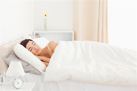 simsearch:400-05729351,k - Cute woman sleeping in her bedroom Photographie de stock - Aubaine LD & Abonnement, Code: 400-04410648