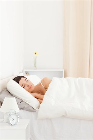 simsearch:400-05729351,k - Portrait of a cute woman sleeping in her bedroom Photographie de stock - Aubaine LD & Abonnement, Code: 400-04410767