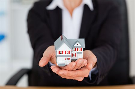 simsearch:400-06855814,k - Feminine hands holding a miniature house in an office Foto de stock - Royalty-Free Super Valor e Assinatura, Número: 400-04410901