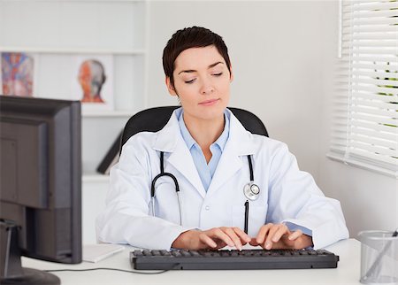 doctor business computer - Doctor typing with her computer in her office Stock Photo - Budget Royalty-Free & Subscription, Code: 400-04410962