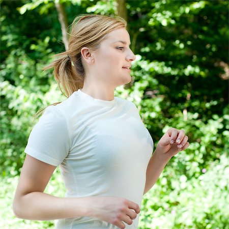 simsearch:400-06768313,k - Attractive young woman on a run in nature Photographie de stock - Aubaine LD & Abonnement, Code: 400-04411439