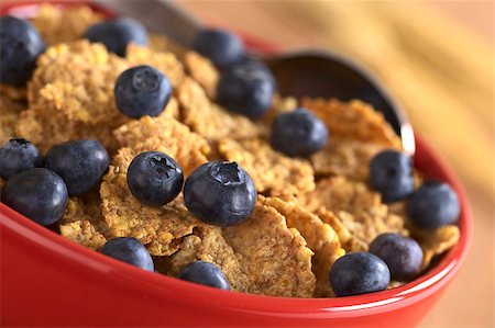 simsearch:400-04891088,k - Wholewheat flakes with fresh blueberries (Selective Focus, Focus on the blueberries one third into the bowl) Stock Photo - Budget Royalty-Free & Subscription, Code: 400-04411953