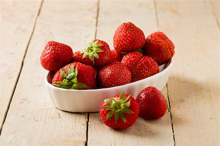 photo of delicious red strawberries on wooden table Stockbilder - Microstock & Abonnement, Bildnummer: 400-04413281