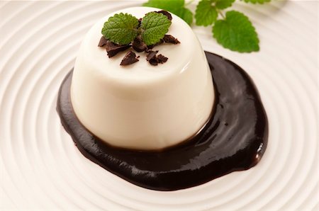 Panna Cotta with chocolate and vanilla beans Stock Photo - Budget Royalty-Free & Subscription, Code: 400-04424458