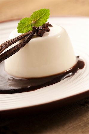 Panna Cotta with chocolate and vanilla beans Stock Photo - Budget Royalty-Free & Subscription, Code: 400-04424468