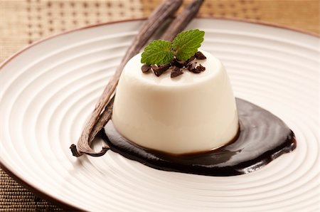 Panna Cotta with chocolate and vanilla beans Stock Photo - Budget Royalty-Free & Subscription, Code: 400-04424460