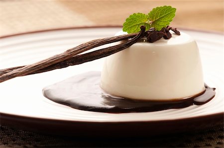 Panna Cotta with chocolate and vanilla beans Stock Photo - Budget Royalty-Free & Subscription, Code: 400-04424498